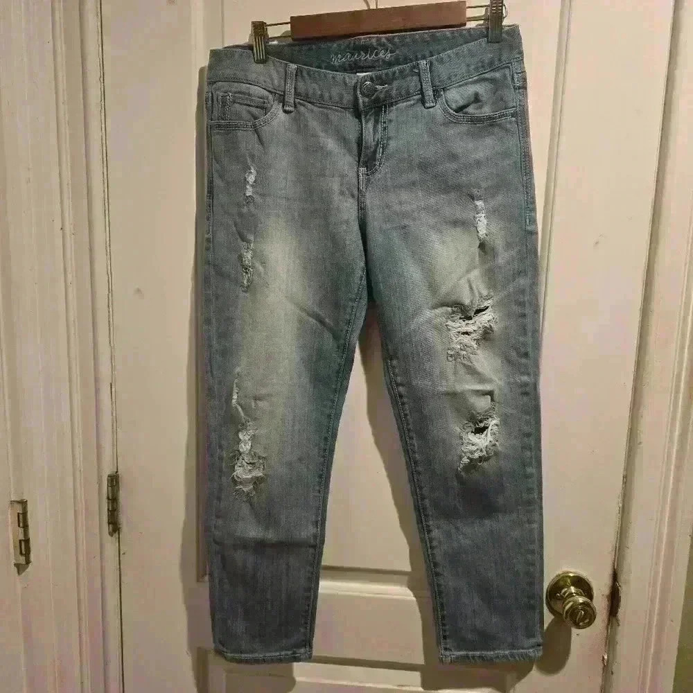P7038A Maurice's medium denim distressed crop jeans size 31in  / 7/8